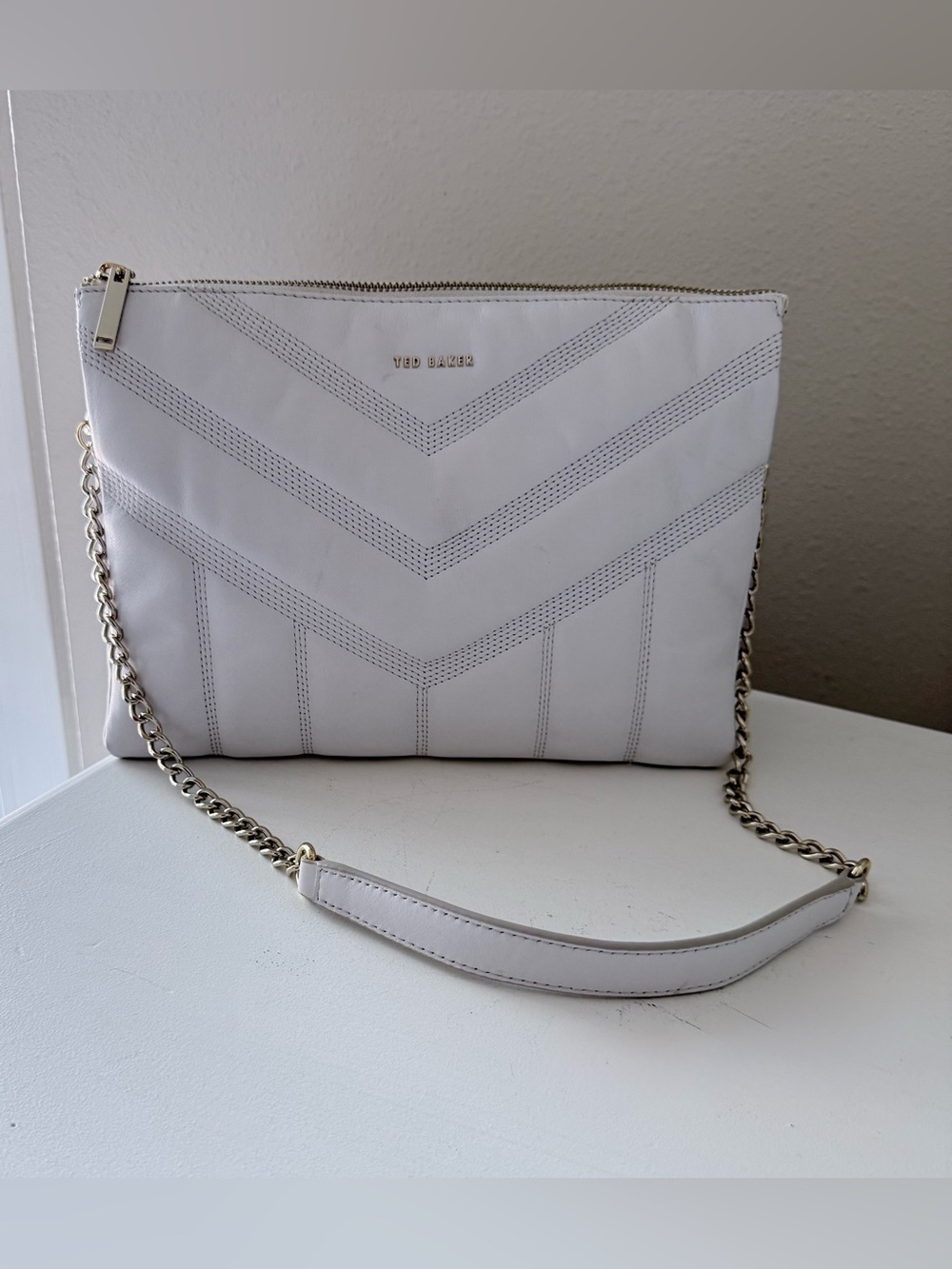 Ted Baker | White Leather Ayasini Quilted Puffer Shoulder Bag | Chain Strap